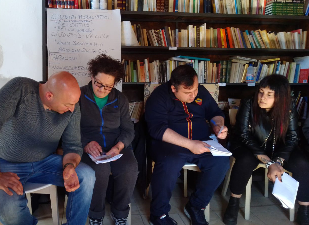 i ragazzi durante una lezione del corso di comunicazione non violenta