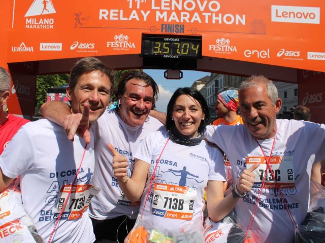 Una delle staffette di Dianova che taglia il traguardo della Milano Marathon 2023